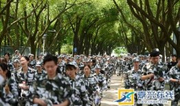 聪慧每日吃瓜军训,军训中的趣味时光