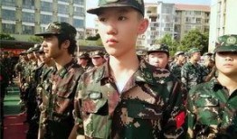 聪慧每日吃瓜军训,军训中的趣味时光