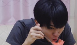 每日吃瓜王俊凯吃东西,王俊凯的美食之旅